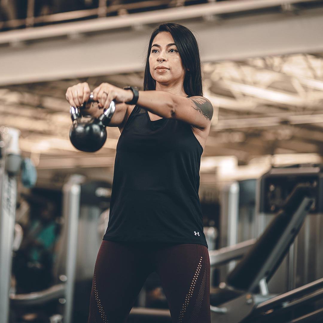 woman lifting kettlebell